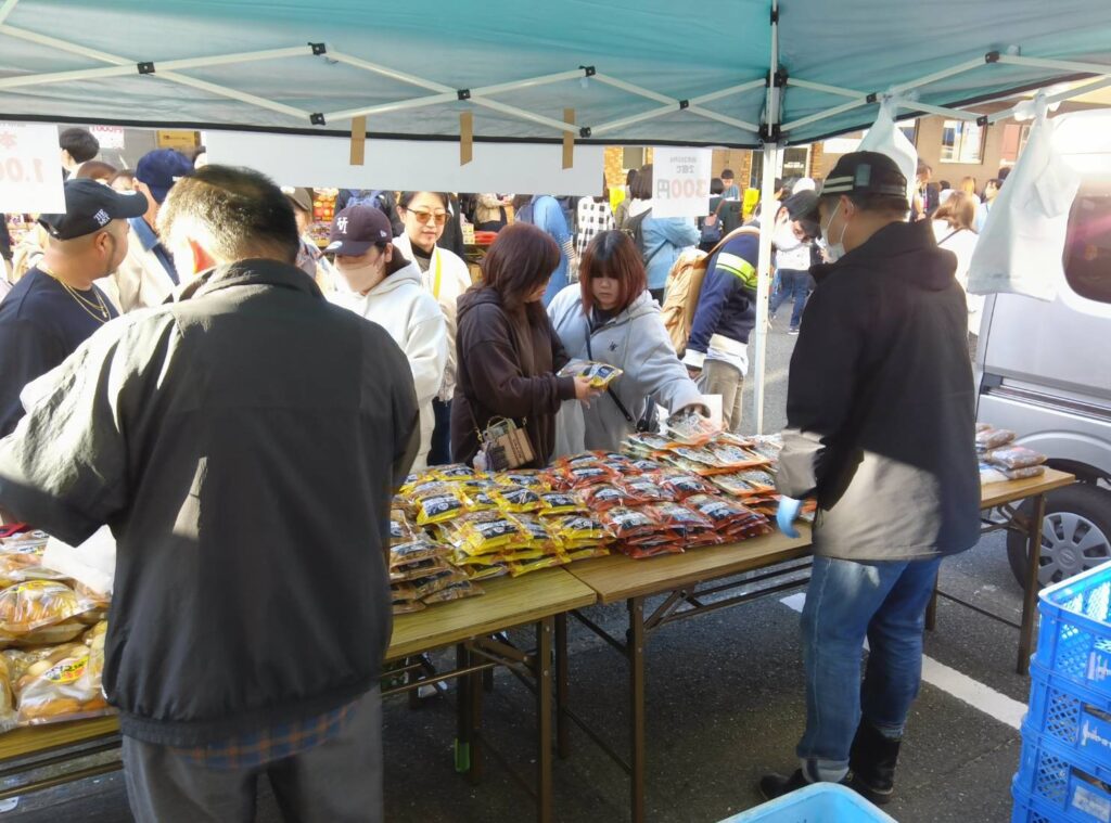 株式会社
やきやま
こんにゃく
おでん
博多おでん
炊き込みご飯の素
秋
博多
天神
中洲
福岡流通センターまつり
屋台
ステージ
まつり
福岡県
糟屋郡
篠栗町
直ちゃん市場
直売所
楽しい
ダイエット
福岡市
居酒屋